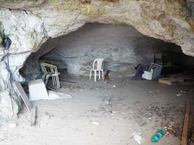 ...questa piccola grotta ormai abbandonata e diventata una sorta di discarica